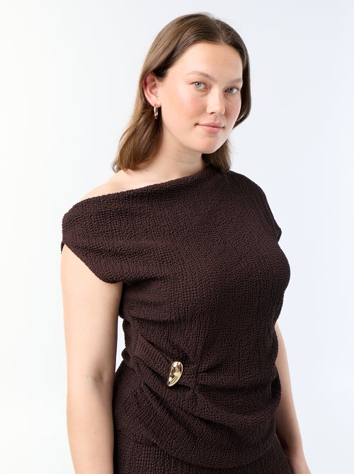 Asymmetrische top van crinkle-stof met goudkleurig sieraad - Kiabi Asymmetrische top van crinkle-stof met goudkleurig sieraad - Kiabi