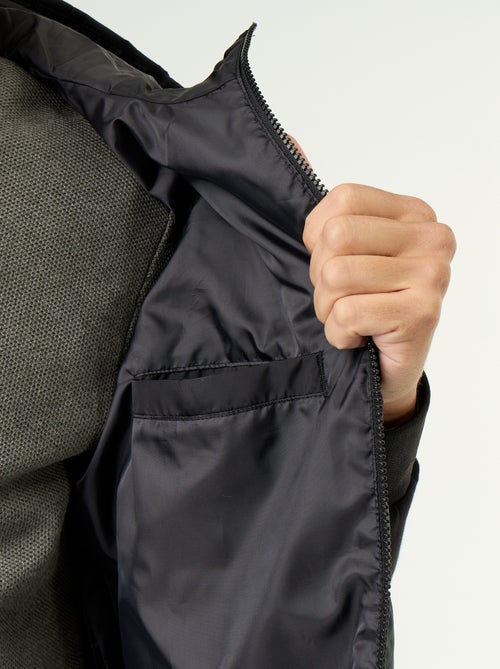 Bimateriaal jas met capuchon en rits - Kiabi Bimateriaal jas met capuchon en rits - Kiabi