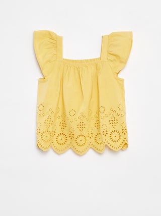 Bloesje met smokwerk en broderie anglaise