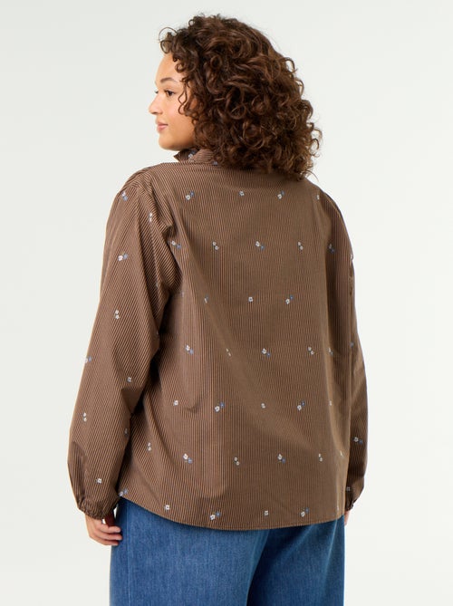 Blouse met geborduurde bloemen en opstaande kraag - Kiabi Blouse met geborduurde bloemen en opstaande kraag - Kiabi