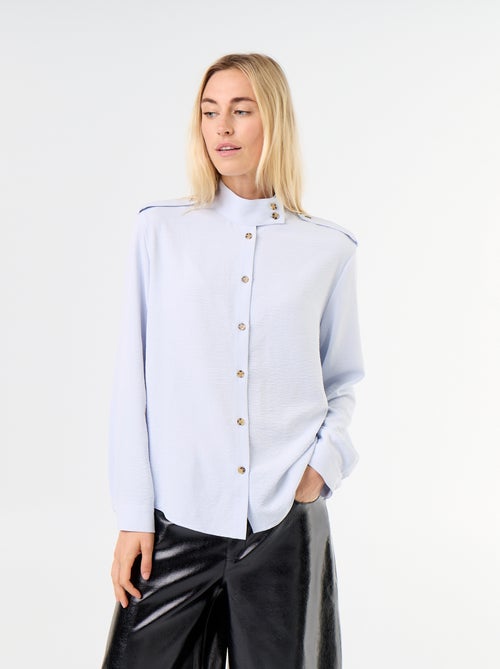 Blouse met hoge kraag en schouderstukken - Kiabi Blouse met hoge kraag en schouderstukken - Kiabi