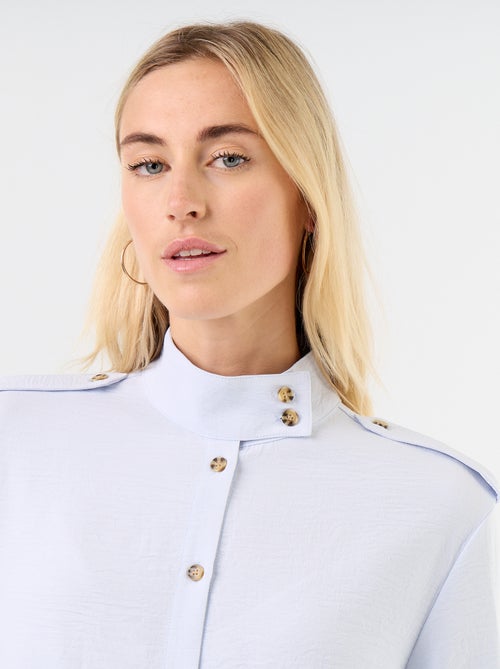 Blouse met hoge kraag en schouderstukken - Kiabi Blouse met hoge kraag en schouderstukken - Kiabi