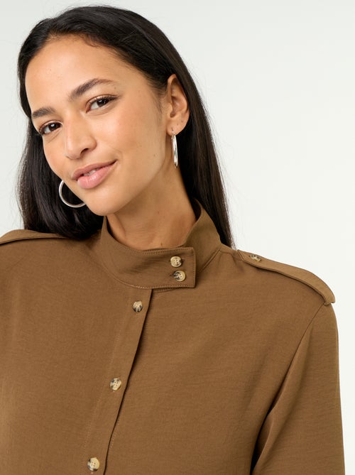 Blouse met hoge kraag en schouderstukken - Kiabi Blouse met hoge kraag en schouderstukken - Kiabi