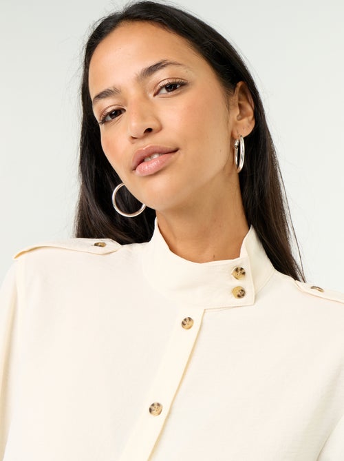 Blouse met hoge kraag en schouderstukken - Kiabi Blouse met hoge kraag en schouderstukken - Kiabi