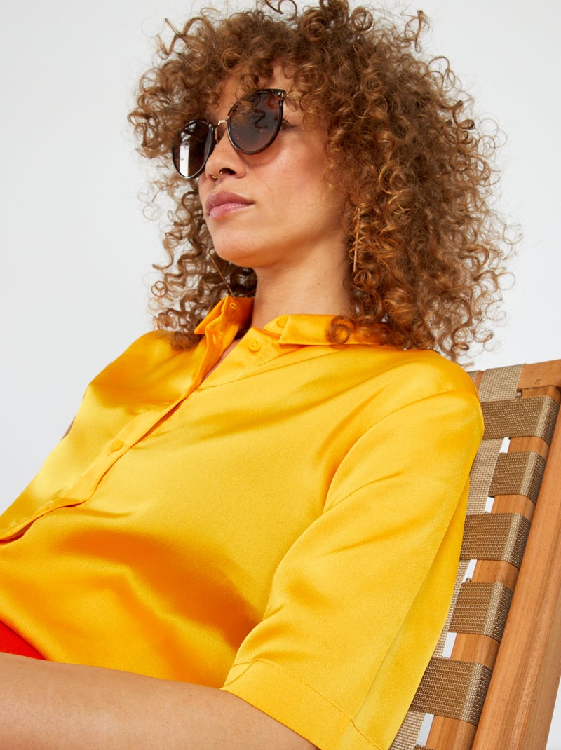 Blouse met korte mouw en satijnglans GEEL - Kiabi