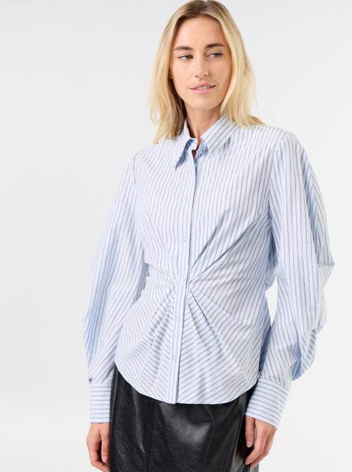 Blouse met speelse, getailleerde voorkant - Kiabi Blouse met speelse, getailleerde voorkant - Kiabi