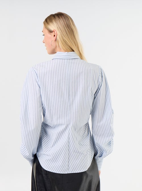 Blouse met speelse, getailleerde voorkant - Kiabi Blouse met speelse, getailleerde voorkant - Kiabi