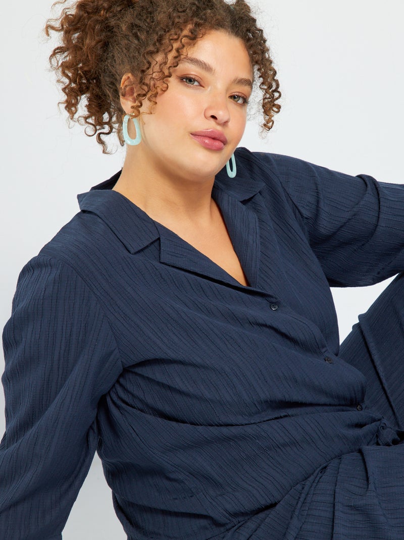 Blouse van gekreukte stof donkerblauw - Kiabi