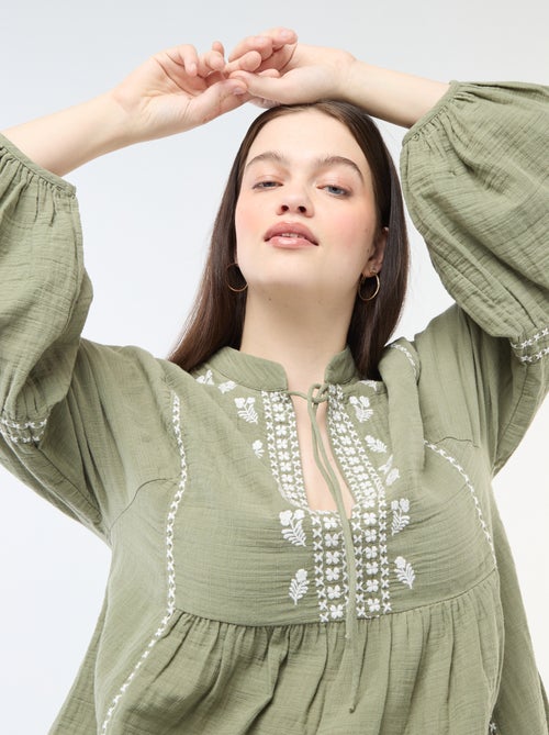 Blouse van katoengaas met fantasieborduurwerk en koordjes aan de hals - Kiabi