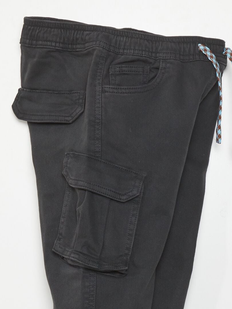 korte broek met zakken aan de zijkant