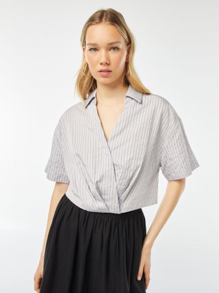 Croptop met knoopsluiting en overslag