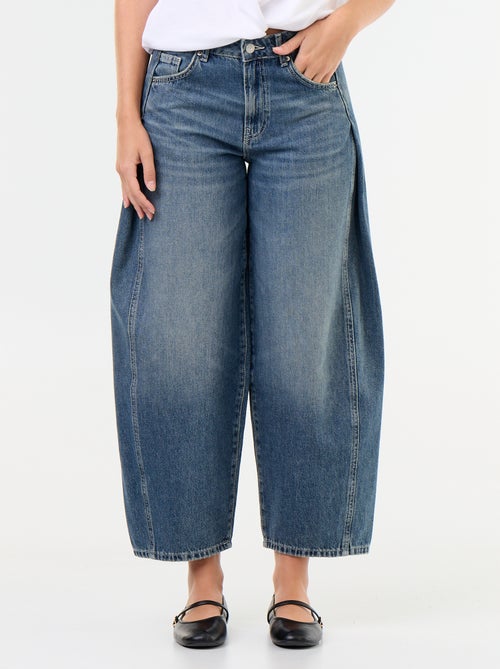 Denim broek met fantasieplooien - Kiabi Denim broek met fantasieplooien - Kiabi