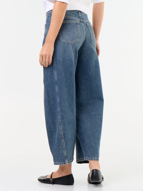 Denim broek met fantasieplooien - Kiabi Denim broek met fantasieplooien - Kiabi