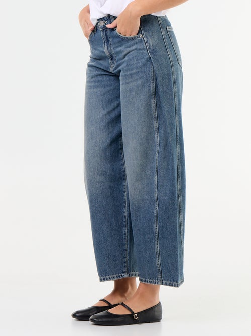 Denim broek met fantasieplooien - Kiabi Denim broek met fantasieplooien - Kiabi