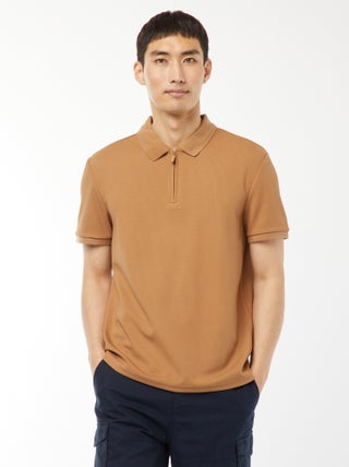 Een polo met wafeltextuur en ritsje aan de hals!