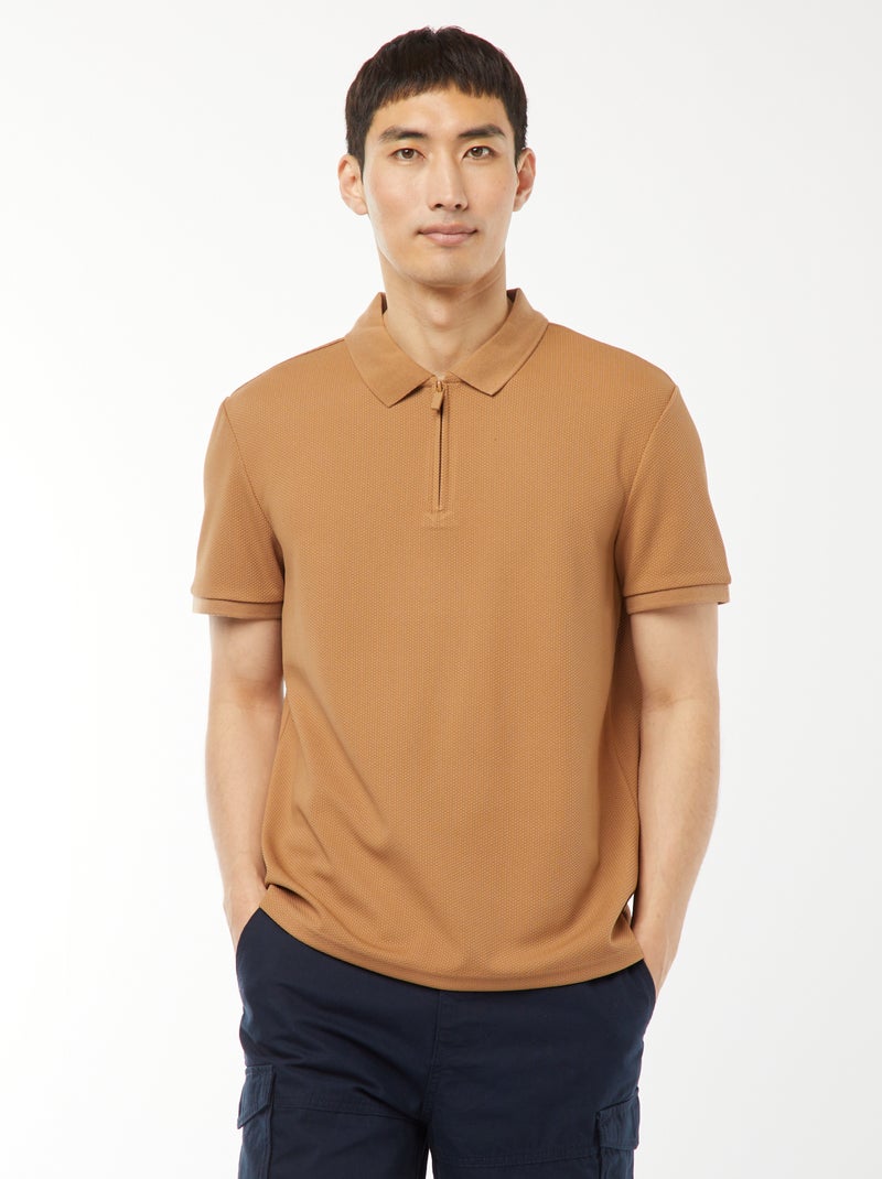 Een polo met wafeltextuur en ritsje aan de hals! BIEGE - Kiabi