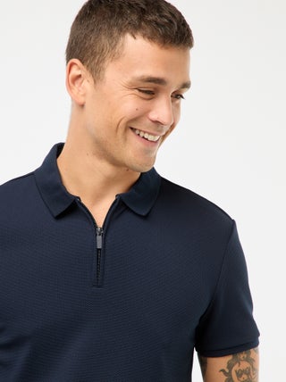 Een polo met wafeltextuur en ritsje aan de hals!
