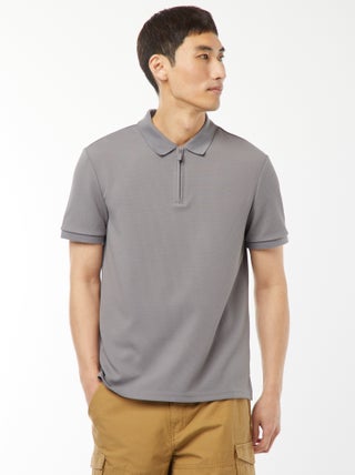 Een polo met wafeltextuur en ritsje aan de hals!