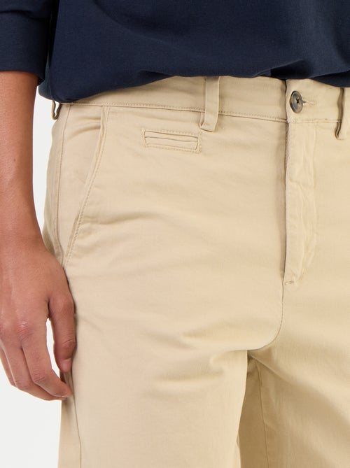 Effen chino met standaard taille - Kiabi Effen chino met standaard taille - Kiabi