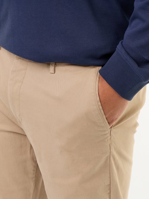 Effen chino met standaard taille - Kiabi Effen chino met standaard taille - Kiabi
