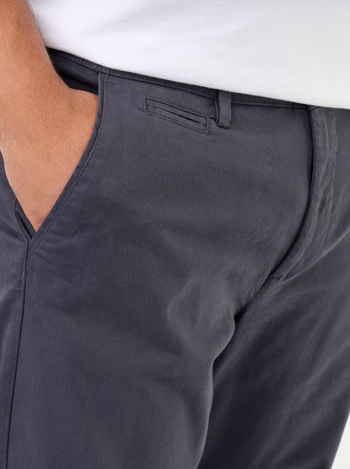 Effen chino met standaard taille - Kiabi Effen chino met standaard taille - Kiabi