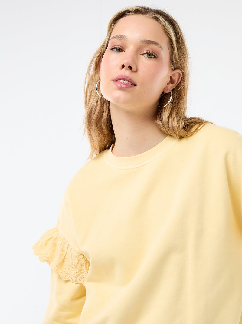 Effen sweater met volantjes van Engels borduurwerk op de mouwen Geel - Kiabi