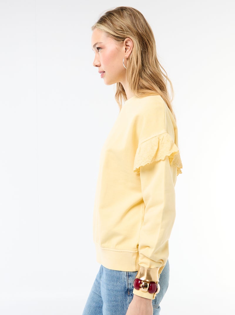 Effen sweater met volantjes van Engels borduurwerk op de mouwen Geel - Kiabi