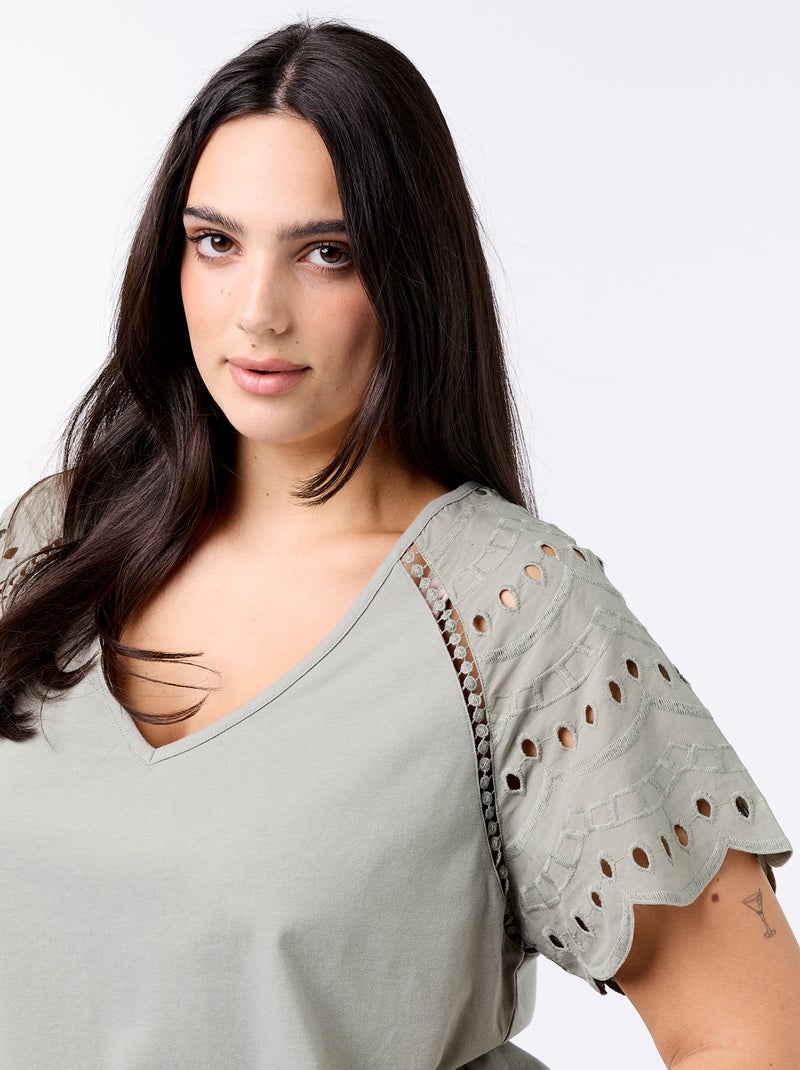 Effen T-shirt met borduursels op de mouwen Groen - Kiabi