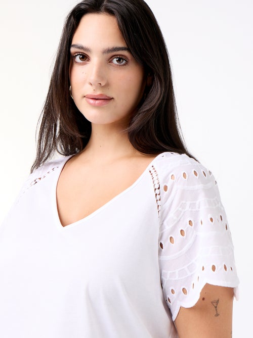 Effen T-shirt met borduursels op de mouwen - Kiabi