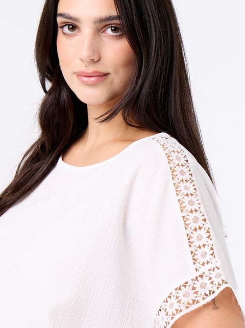 Effen T-shirt met borduurwerk en macramé op de mouwen - Kiabi