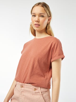 Effen T-shirt met ronde hals en korte mouw met omgeslagen boordje