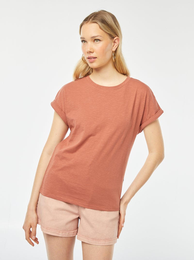 Effen T-shirt met ronde hals en korte mouw met omgeslagen boordje BRUIN - Kiabi