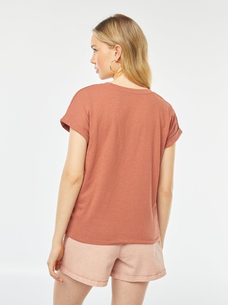 Effen T-shirt met ronde hals en korte mouw met omgeslagen boordje BRUIN - Kiabi