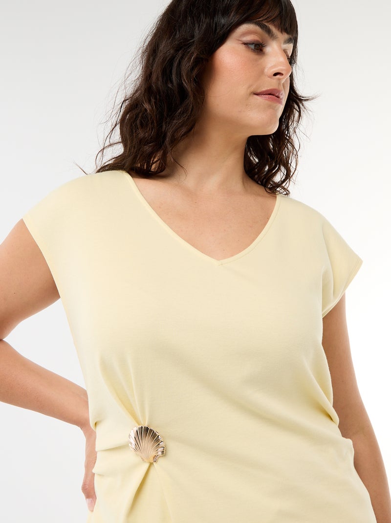 Gedrapeerd T-shirt met goudkleurig sieraad Geel - Kiabi