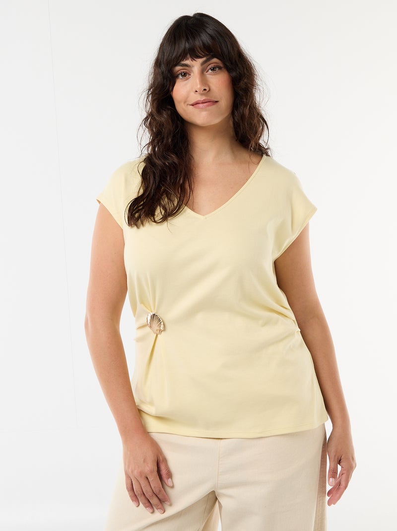 Gedrapeerd T-shirt met goudkleurig sieraad Geel - Kiabi