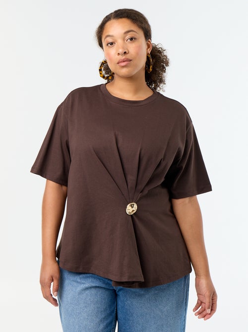 Gedrapeerd T-shirt met goudkleurige broche - Kiabi