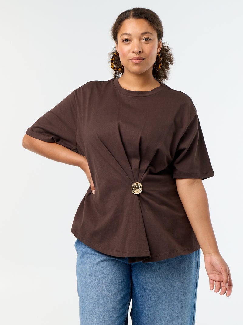 Gedrapeerd T-shirt met goudkleurige broche Bruin - Kiabi