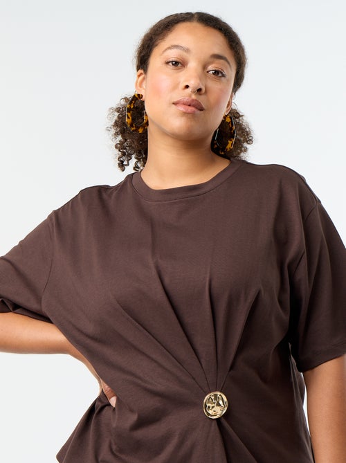 Gedrapeerd T-shirt met goudkleurige broche - Kiabi
