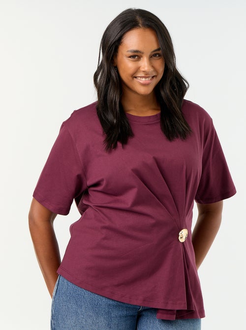 Gedrapeerd T-shirt met goudkleurige broche - Kiabi