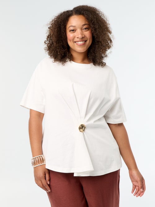 Gedrapeerd T-shirt met goudkleurige broche - Kiabi