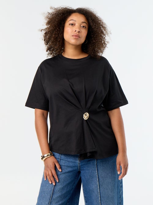 Gedrapeerd T-shirt met goudkleurige broche - Kiabi