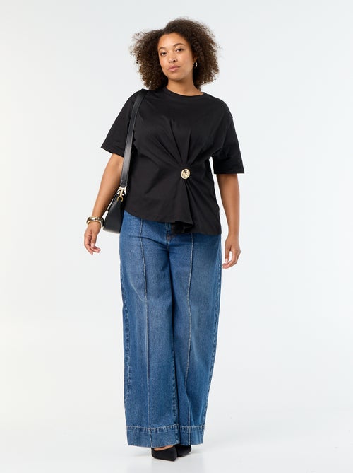 Gedrapeerd T-shirt met goudkleurige broche - Kiabi