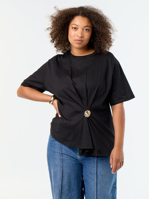 Gedrapeerd T-shirt met goudkleurige broche - Kiabi