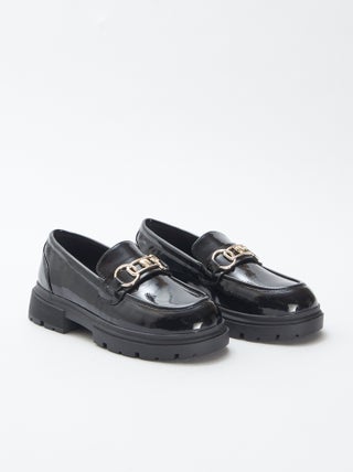 Gelakte loafers met goudkleurige gesp
