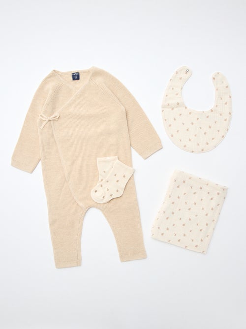 GIFTBOX - Babypakje + sokken + luierdoek + slabbetje - Kiabi