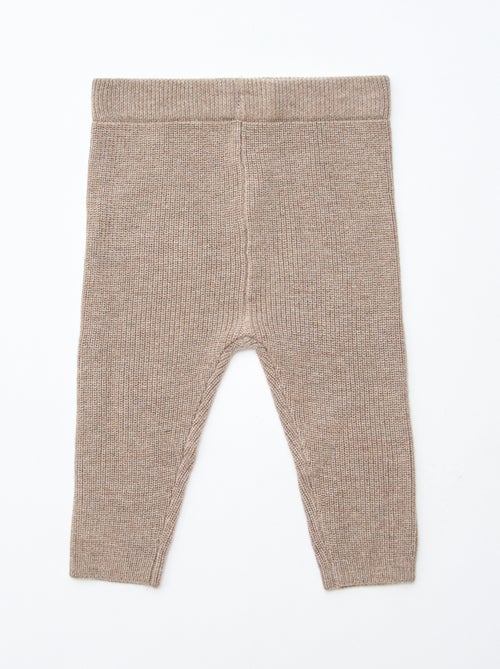 GIFTBOX - Babytruitje + broek + sokken + muts + slabbetje - Kiabi