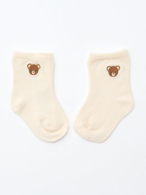 GIFTBOX - Babytruitje + broek + sokken + muts + slabbetje - Kiabi