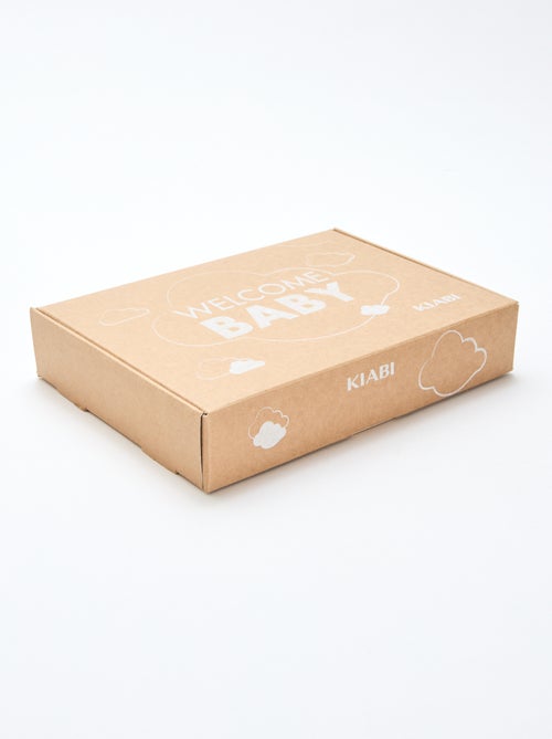 GIFTBOX - Babytruitje + broek + sokken + muts + slabbetje - Kiabi