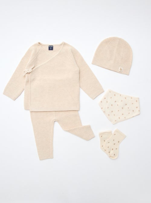 GIFTBOX - Babytruitje + broek + sokken + muts + slabbetje - Kiabi