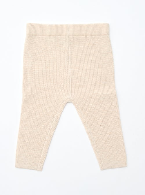 GIFTBOX - Babytruitje + broek + sokken + muts + slabbetje - Kiabi